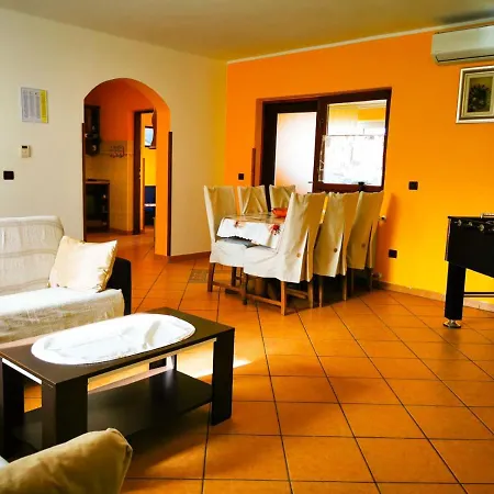 Gino Apartment *